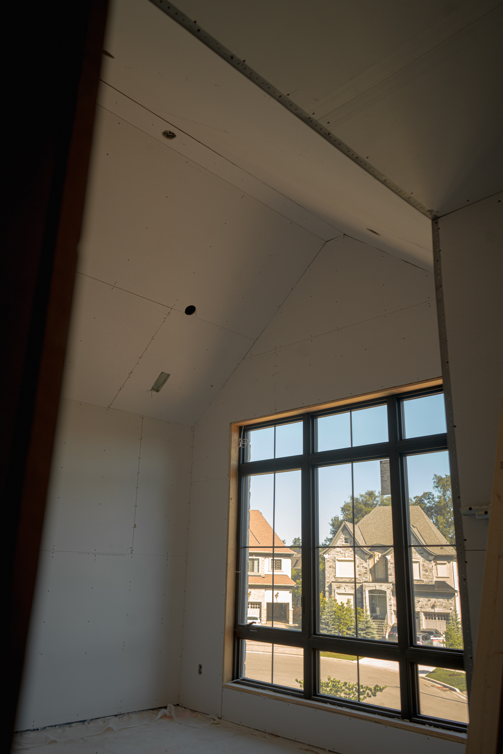 How to Hire the Right Drywall Contractor in Toronto: A Homeowner's Checklist